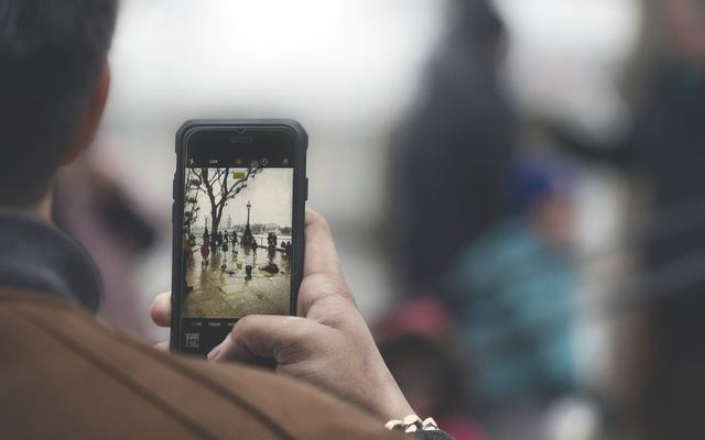 Smartphone na mão de um utilizador