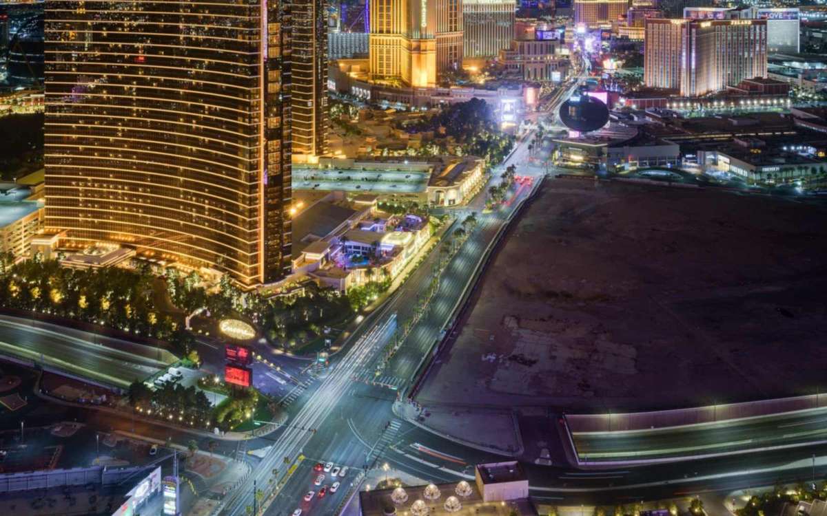 Vista noturna da Strip de Las Vegas