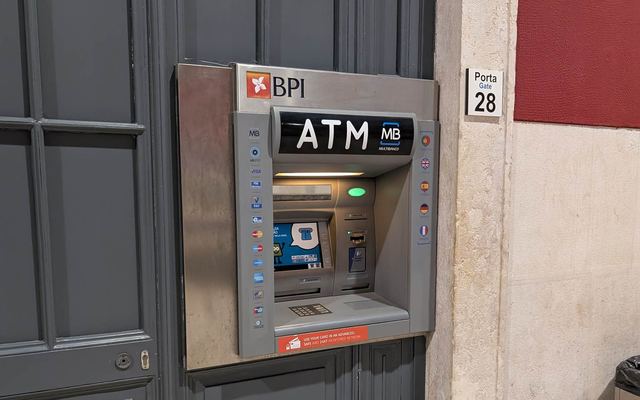 Caixa Multibanco numa rua de Lisboa