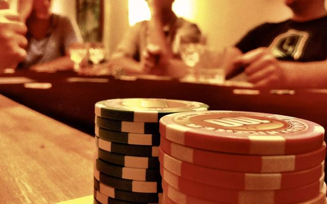 Pilhas de fichas de póquer numa mesa de jogo