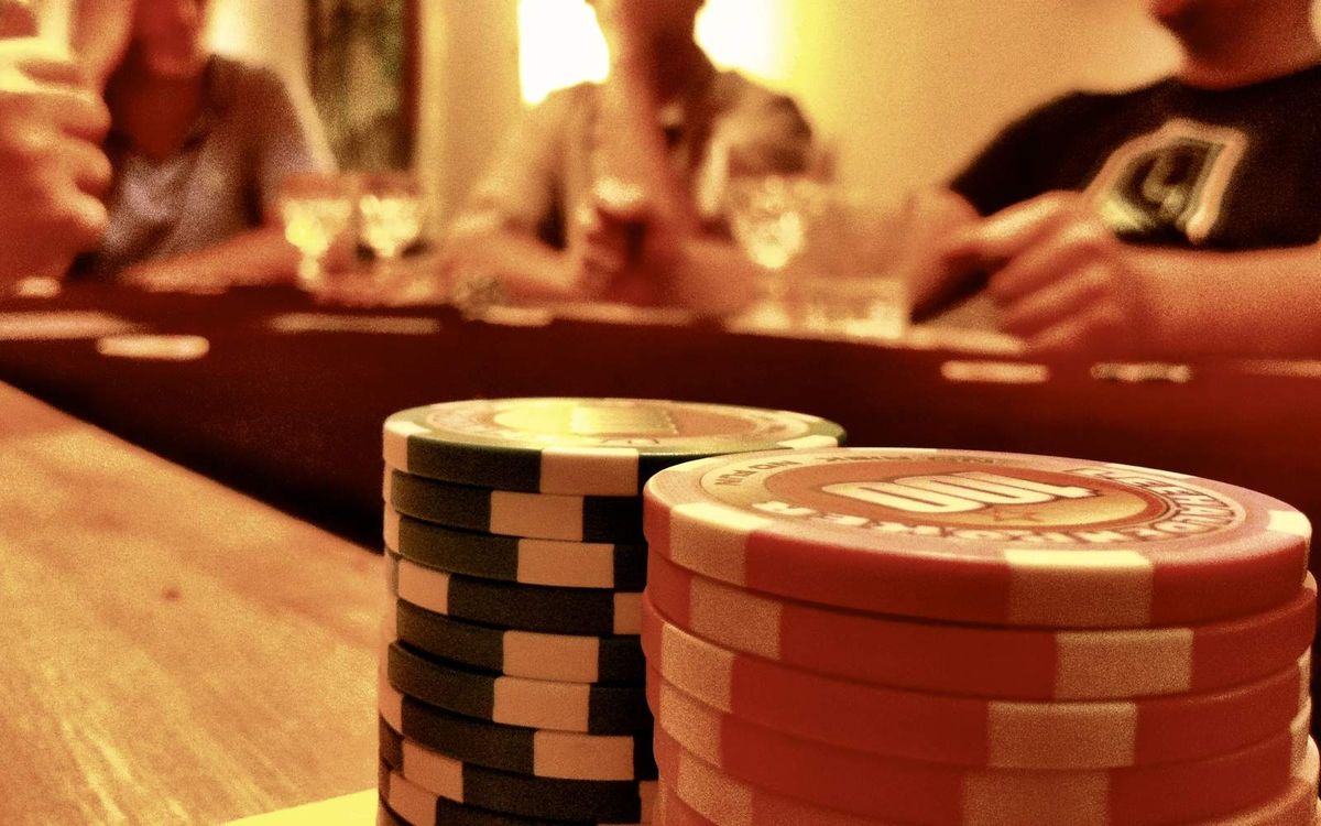 Pilhas de fichas de póquer numa mesa de jogo