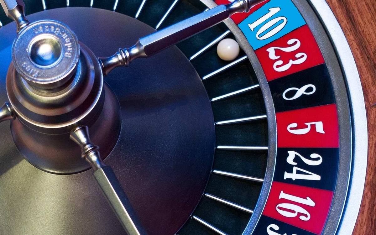 Pormenor de uma roda de roleta com a bola junto aos números